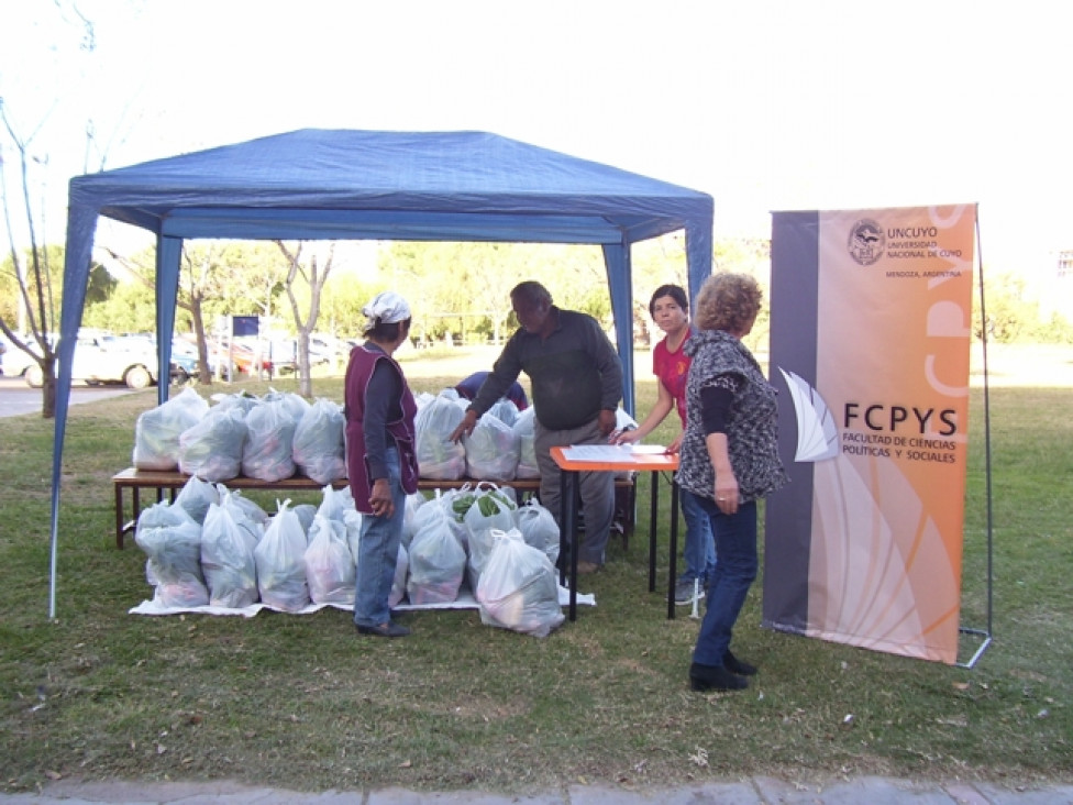 imagen Vuelve el Stand de la Cooperativa Productores del Bolsón de Verduras y La Asociación Civil El Arca