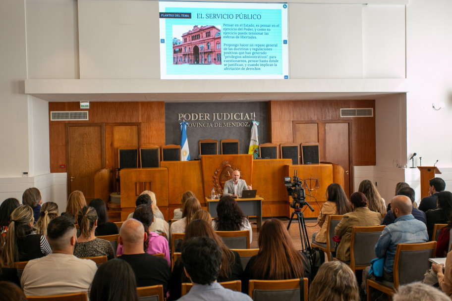 imagen Egresados de la FCPyS capacitarán a agentes de la administración pública