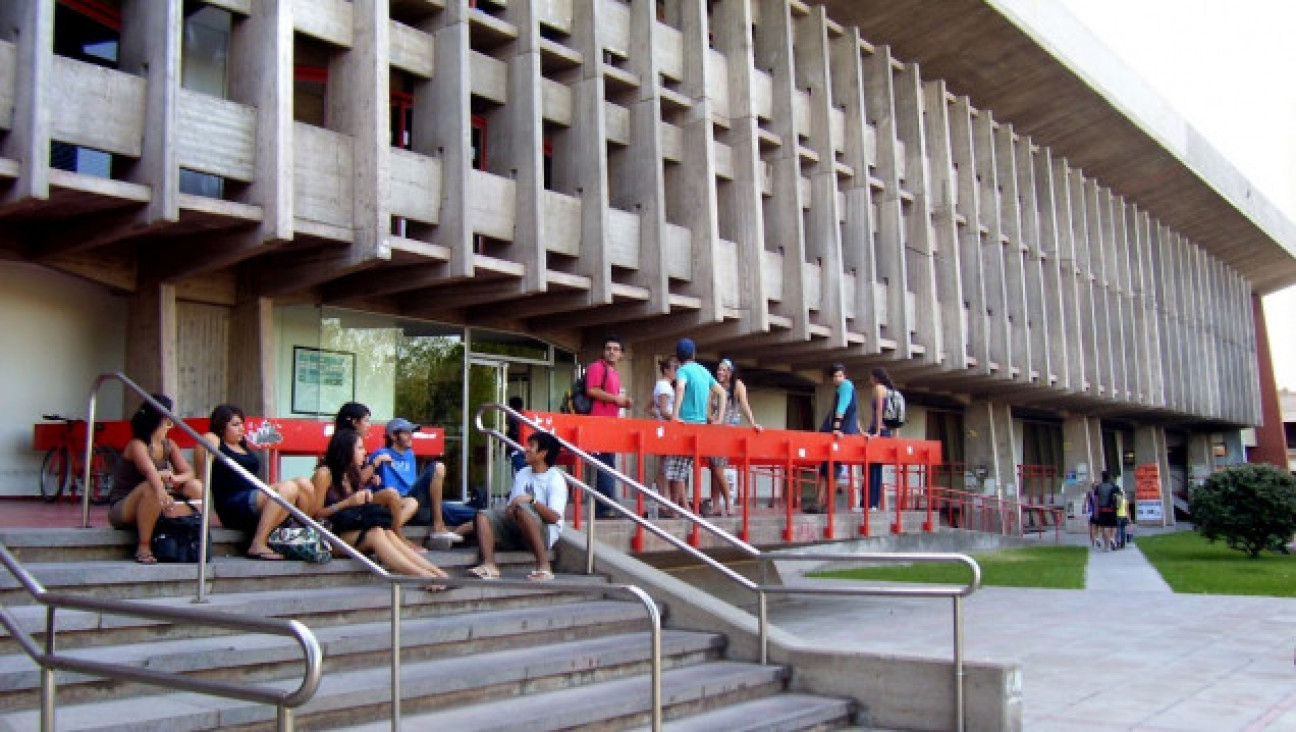 imagen La Facultad hace efectivas las medidas de protección a favor de las denunciantes en el caso contra el ex docente Mauro Aguirre