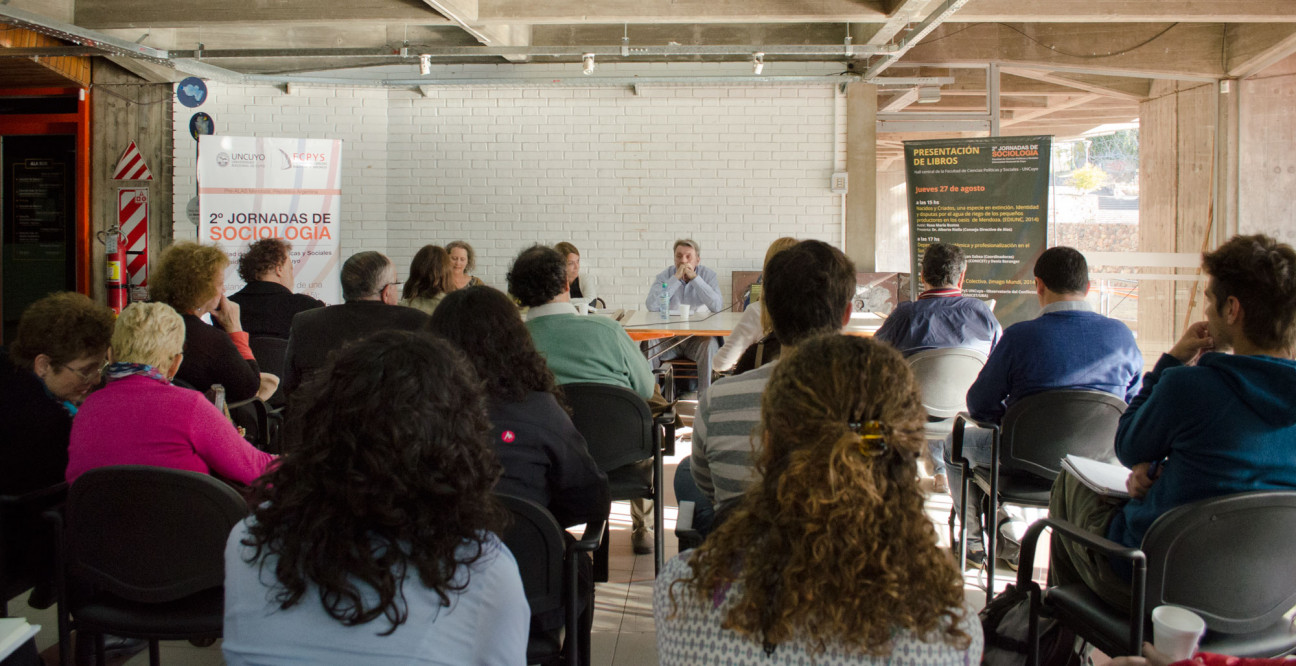 imagen EDIUNC presentó el  libro "Dependencia académica y profesionalización en el Sur"