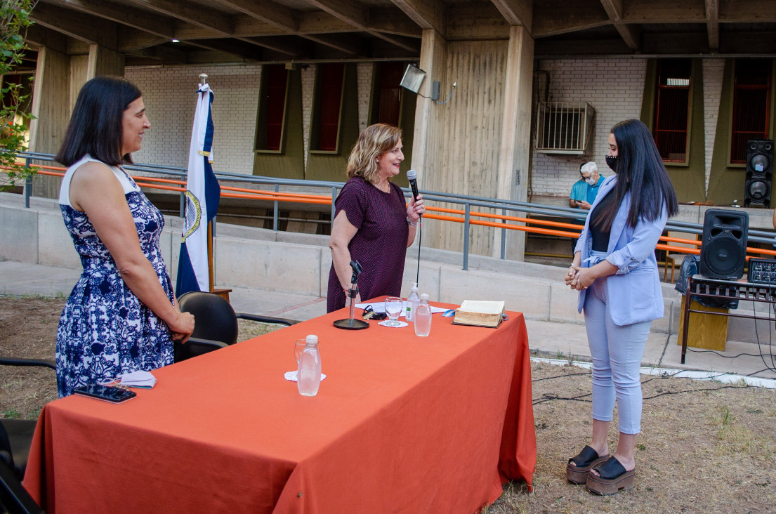 imagen La FCPyS tomó juramento a graduados y graduadas de las distintas carreras