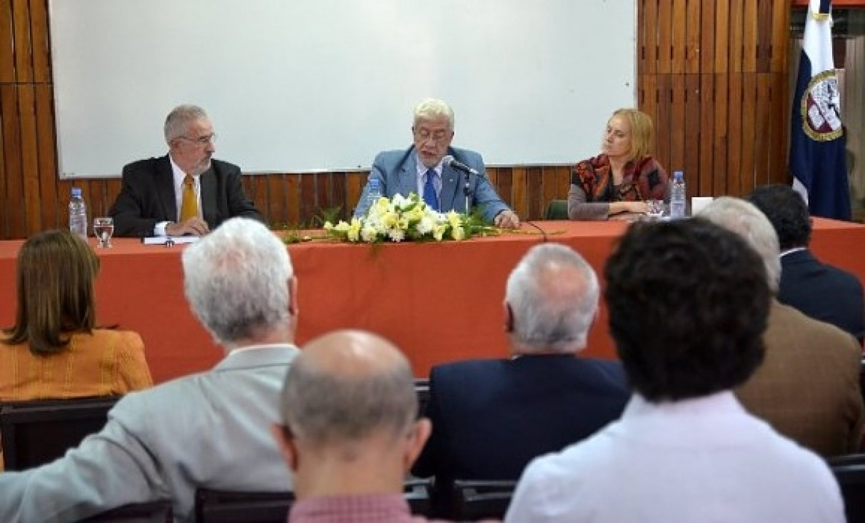 imagen Honoris Causa para Atilio Borón