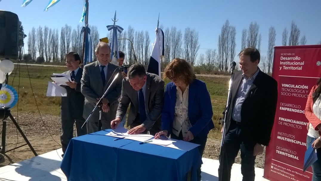 imagen La UNCuyo firmó convenio con el municipio de Lavalle