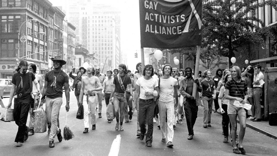 imagen Al año siguiente a la represión policial, en Nueva York se marchó por primera vez por los derechos del colectivo de homosexuales y trans (AP).